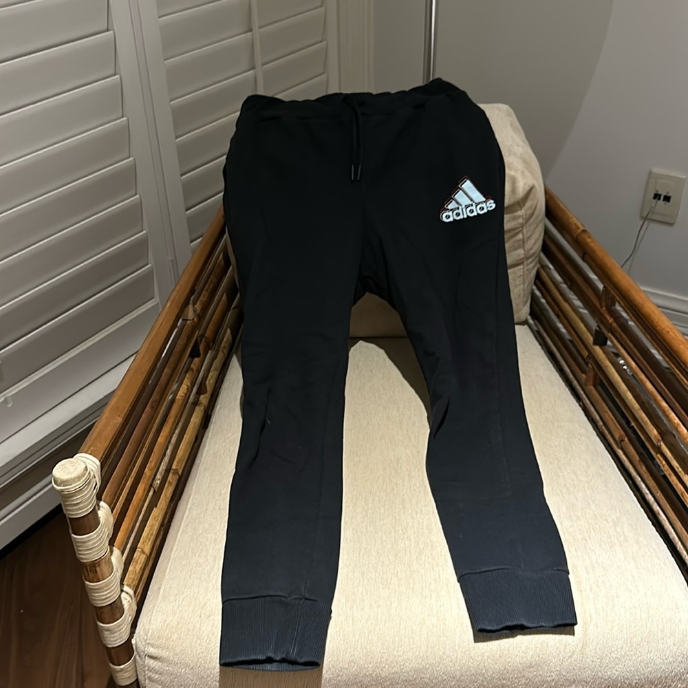 Very cool sweatpants with retro looking logo!!